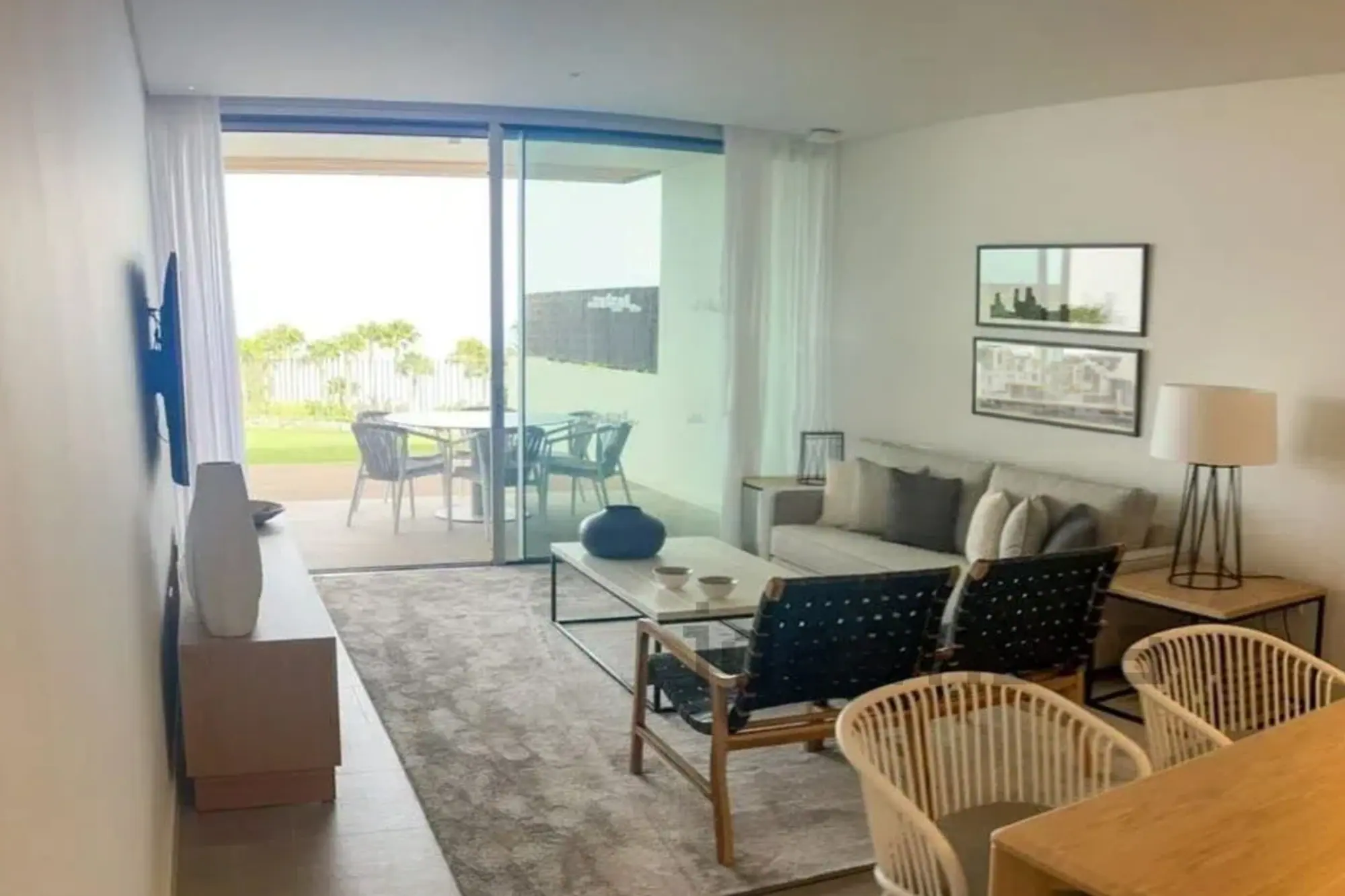 Dasselbe Wohnzimmer mit dem Handy fotografiert