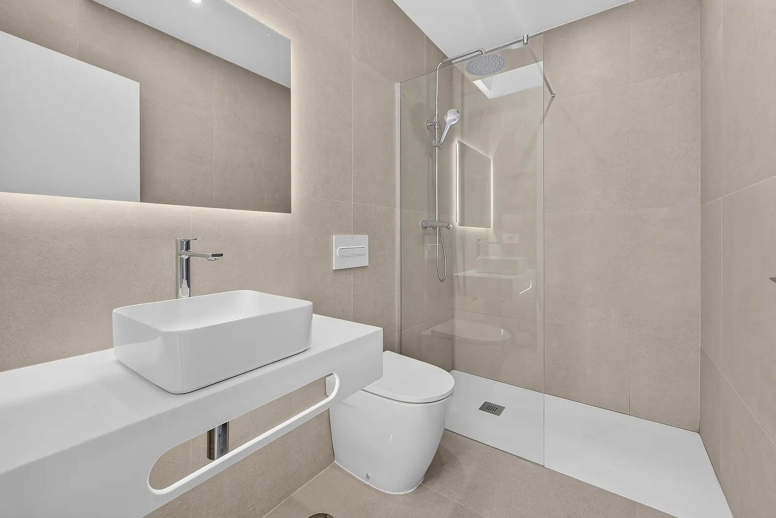 Baño con lavabo y ducha