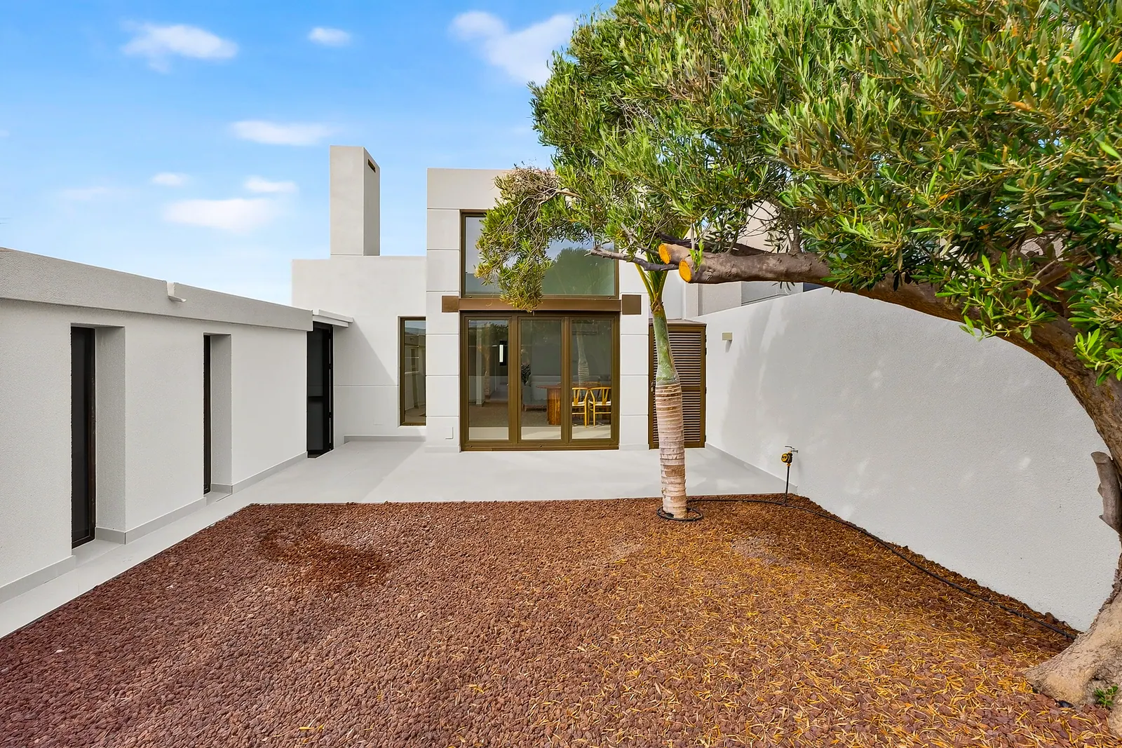 Casa y jardín con olivo