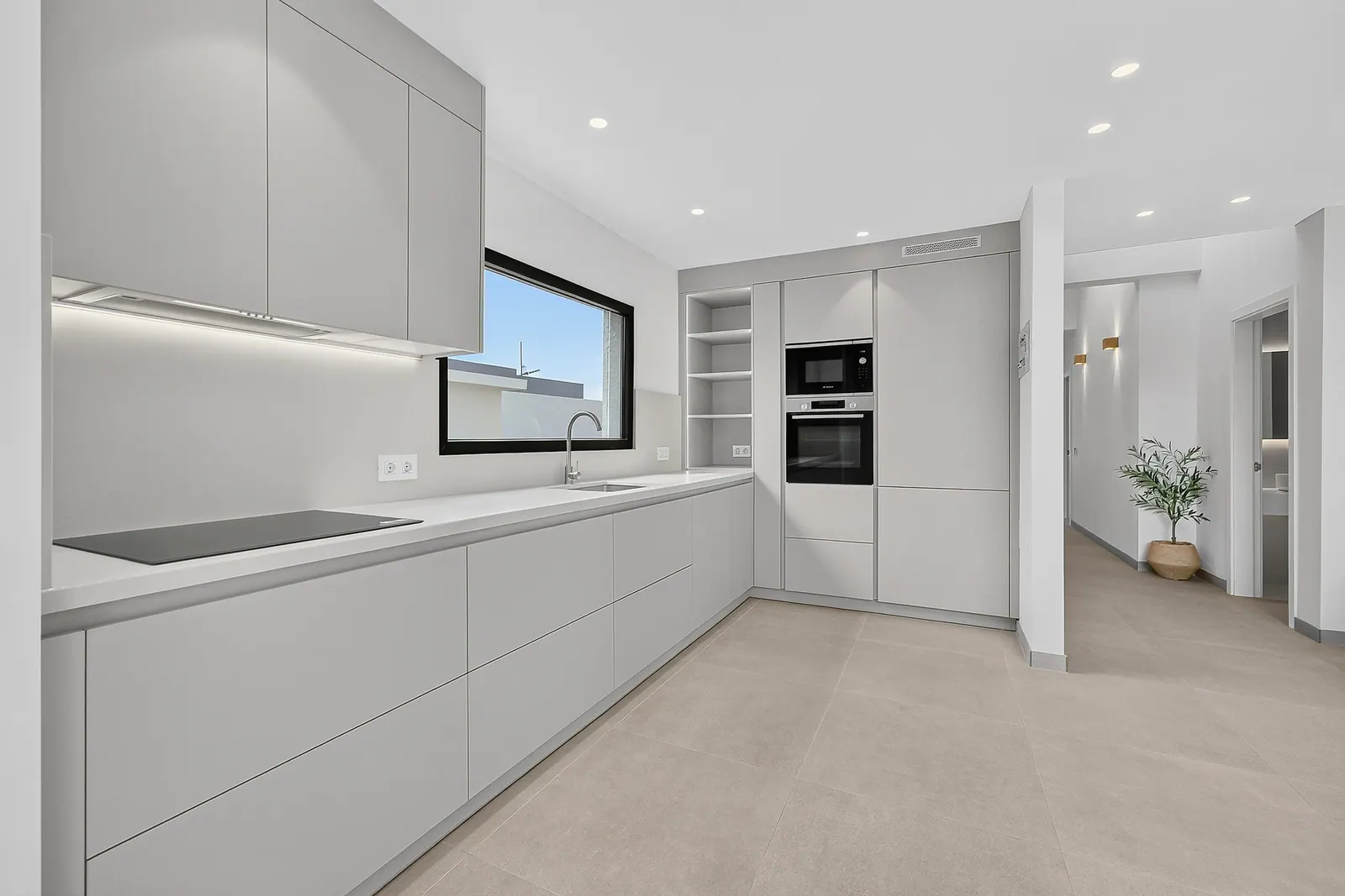 Cocina con encimera y ventana