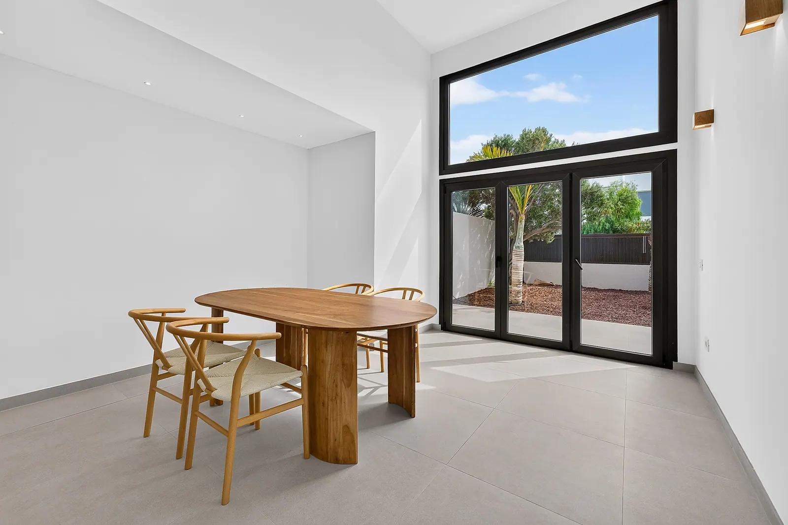 Comedor con mesa de madera y salida al jardín