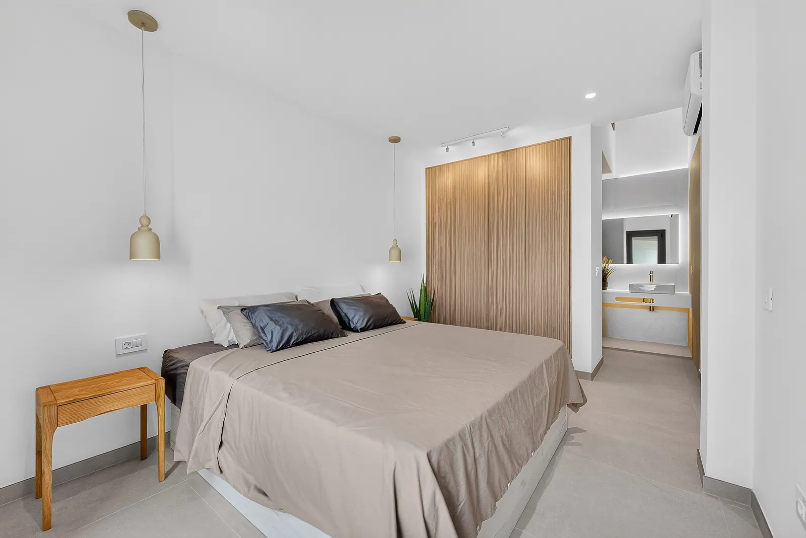 Dormitorio con baño en suite
