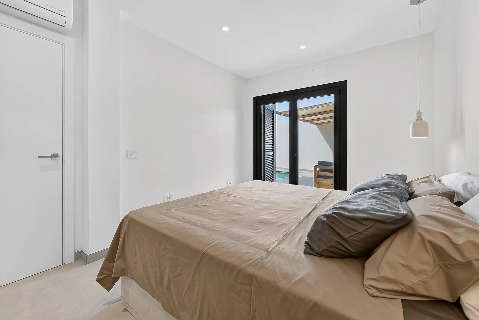 Dormitorio con cama doble y luz natural