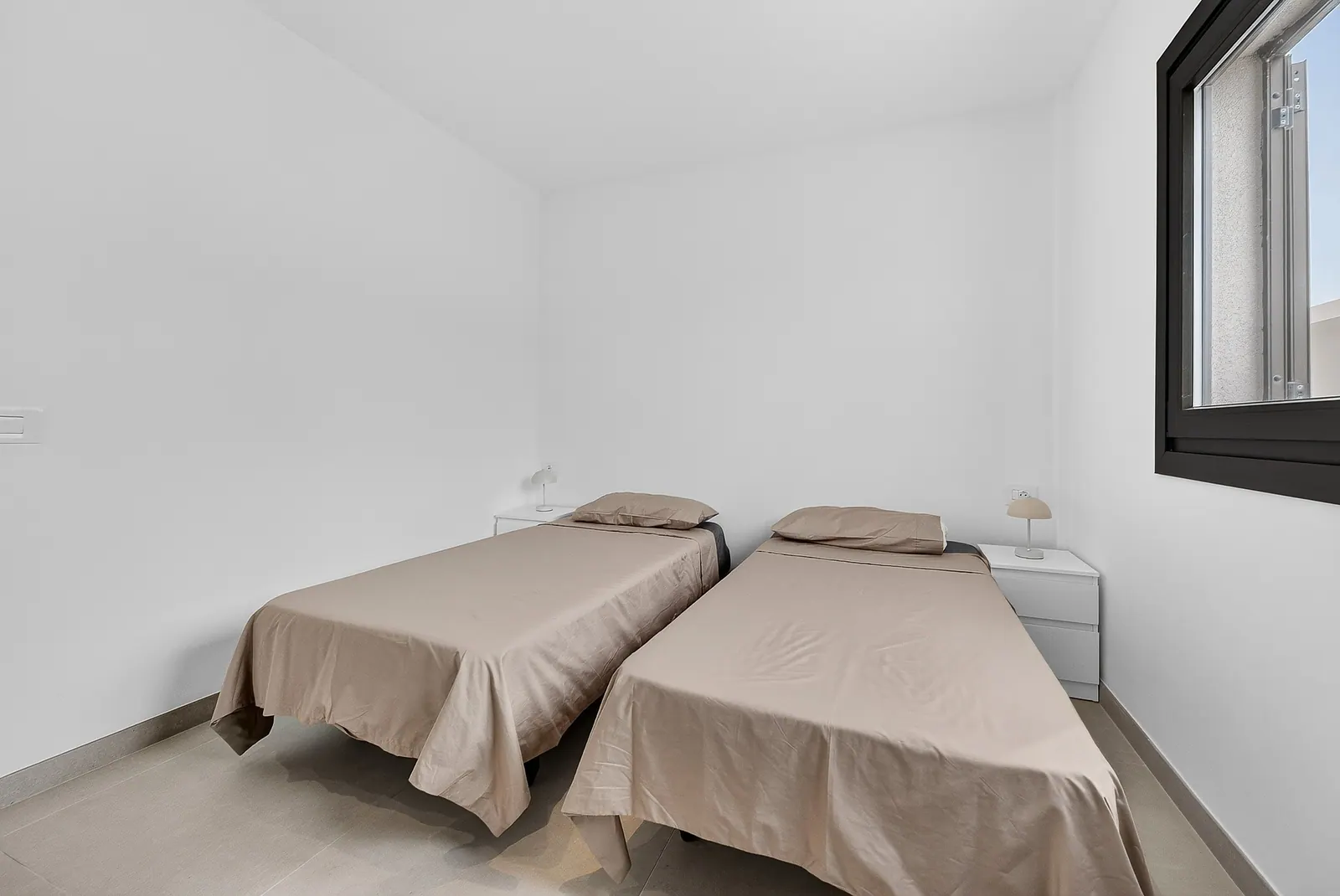 Dormitorio con dos camas individuales