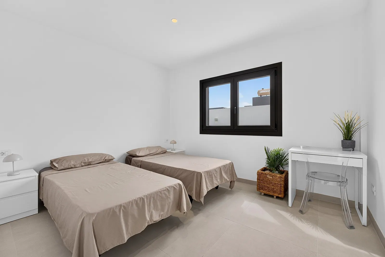 Dormitorio con dos camas y escritorio