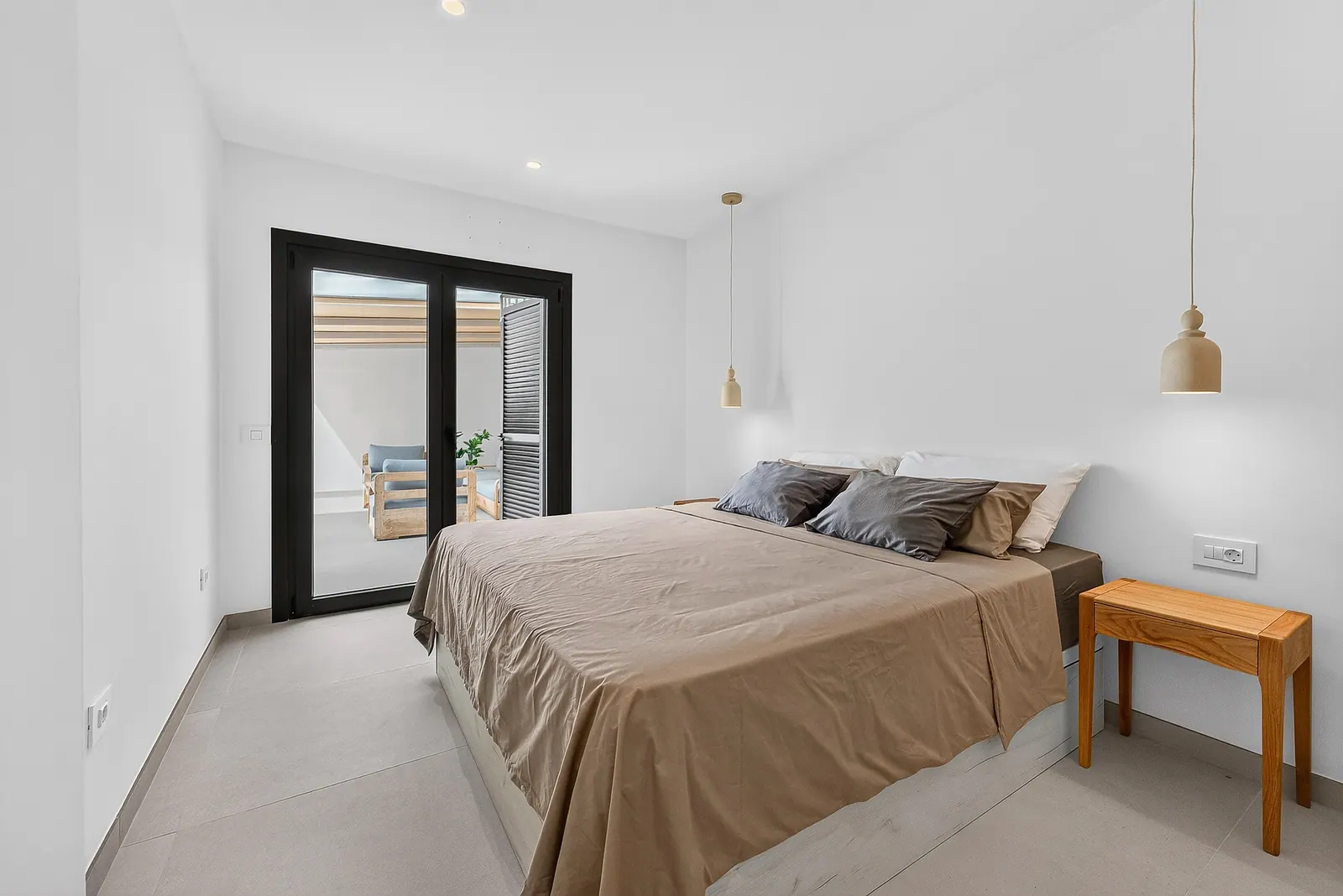 Dormitorio con salida a la piscina