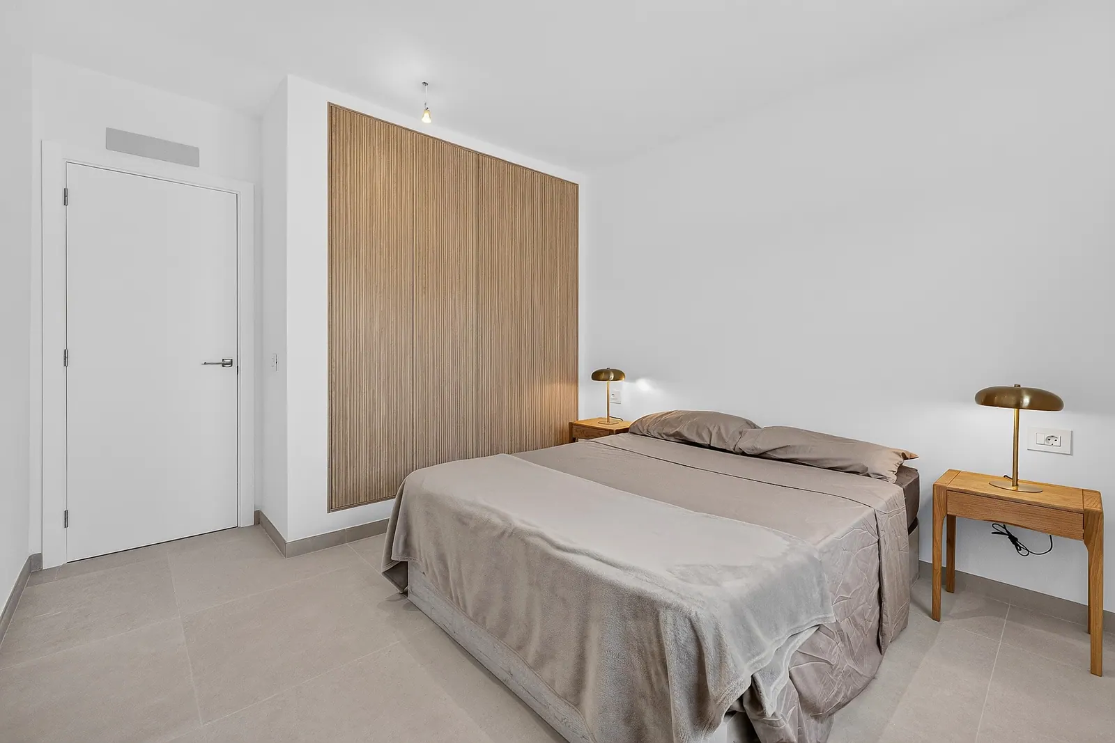 Dormitorio principal con cabecero de madera