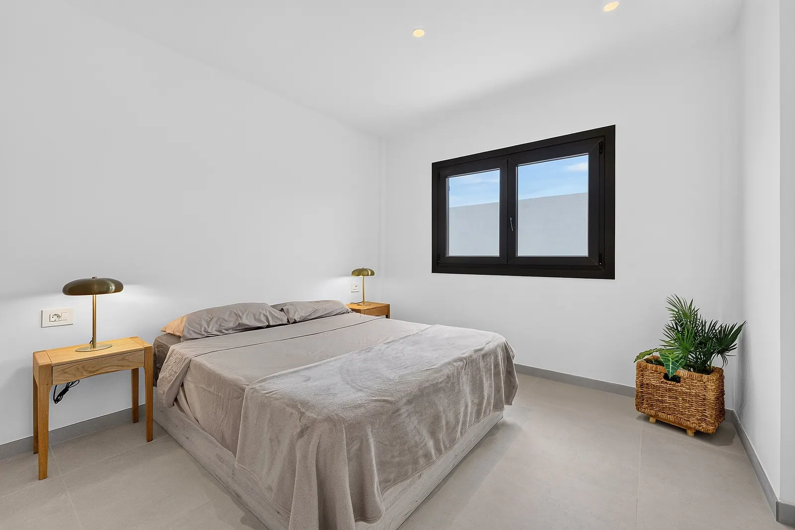 Dormitorio principal con cama doble