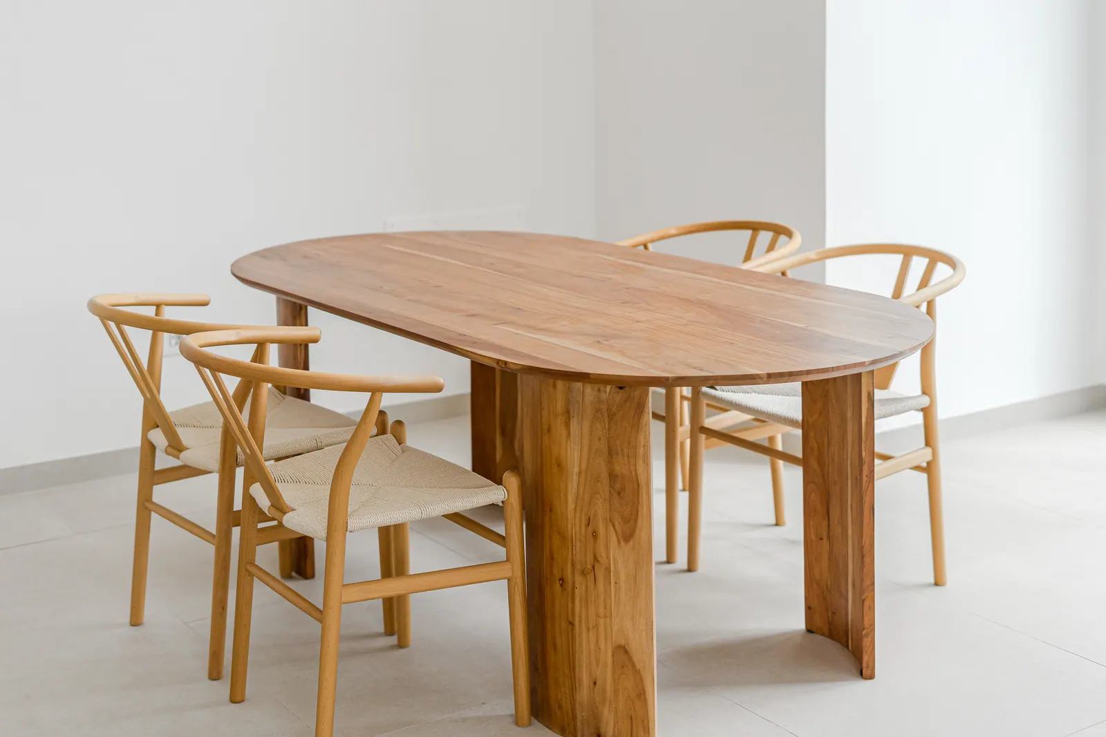 Detalle: mesa de comedor de madera