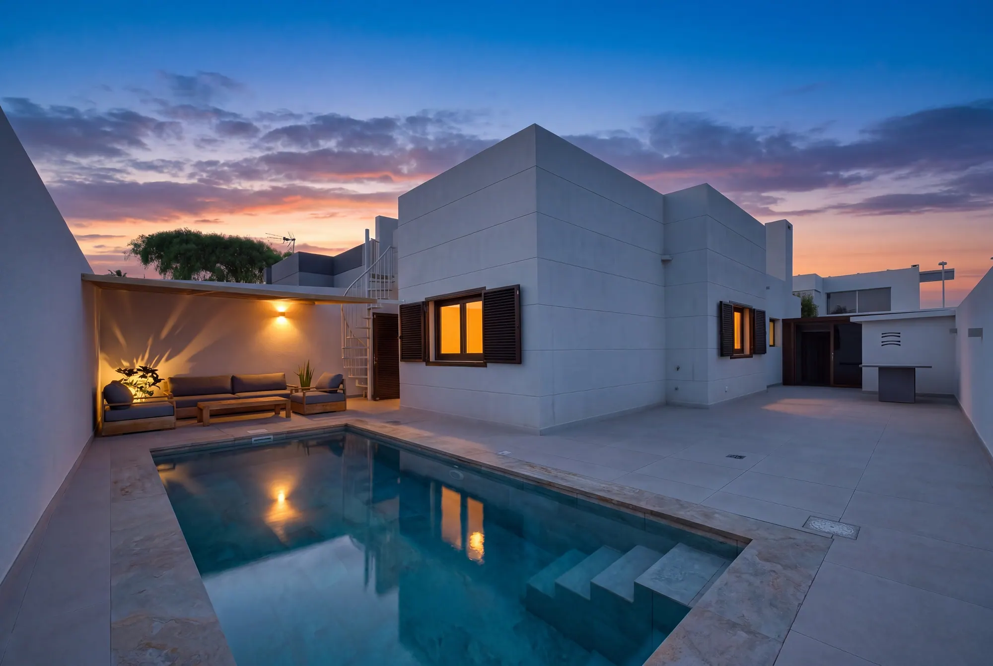 Piscina y casa al anochecer, twilight virtual