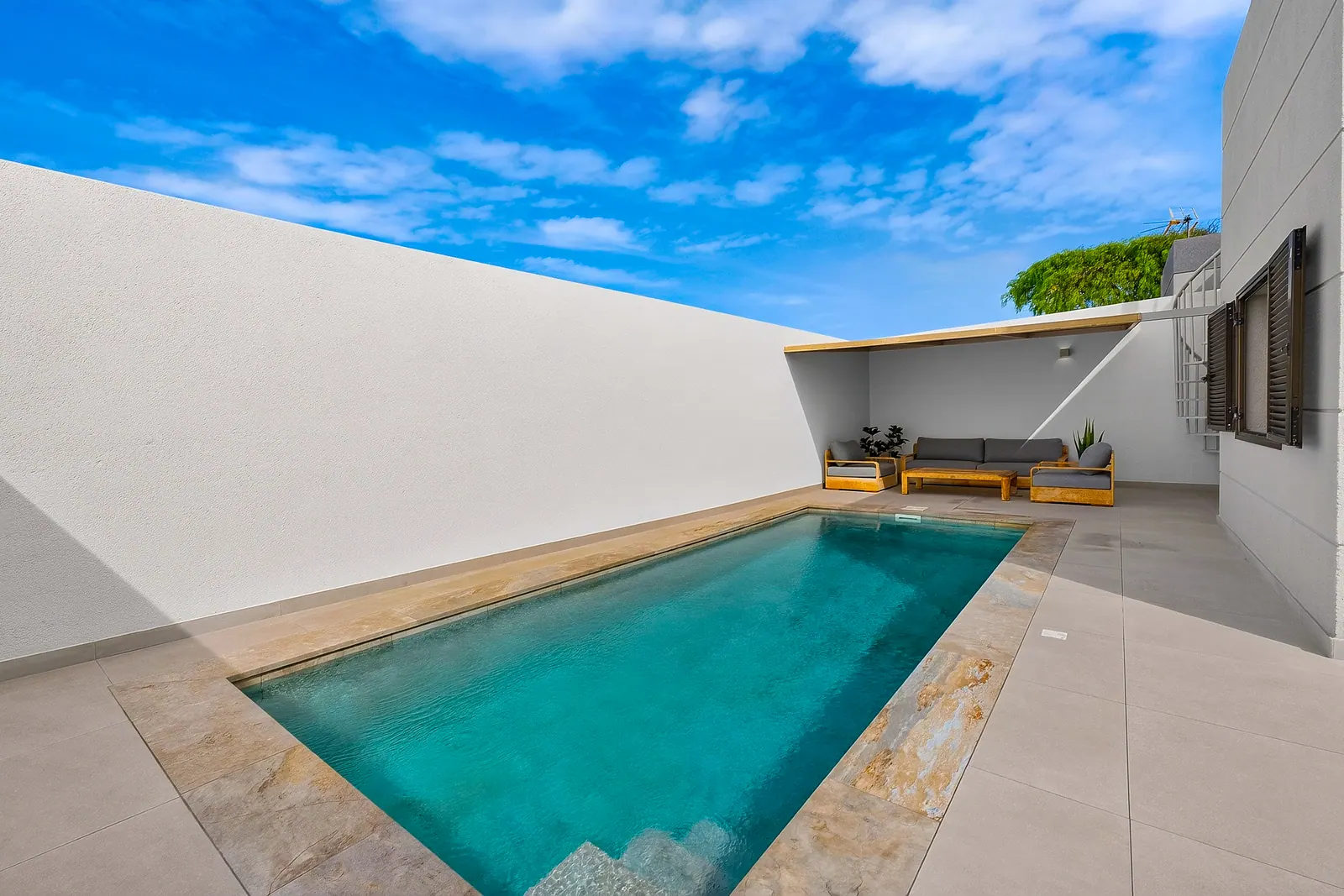 Piscina privada con solárium