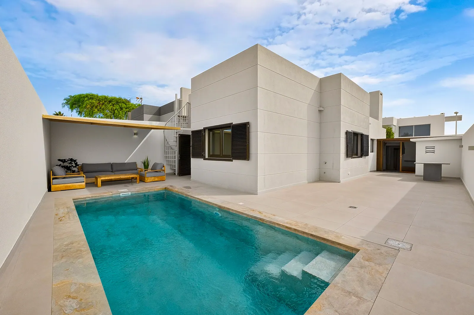 Piscina privada y patio con zona de estar