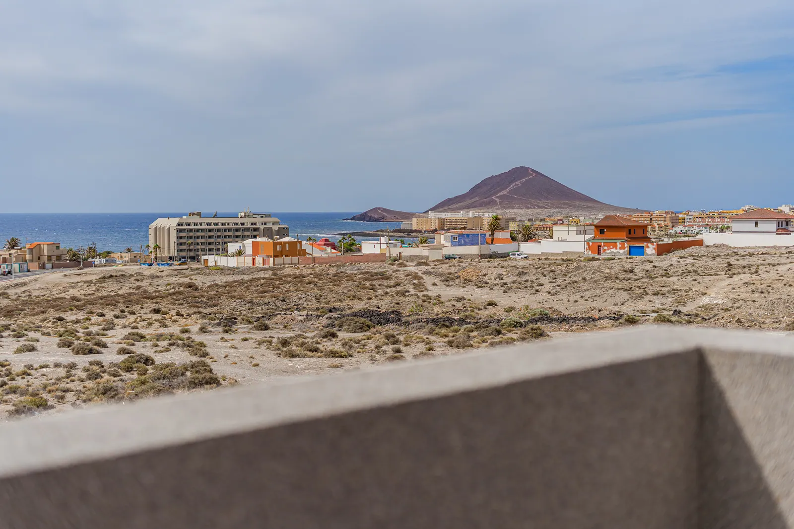 Detalle: vistas al mar y a Montaña Roja desde la azotea