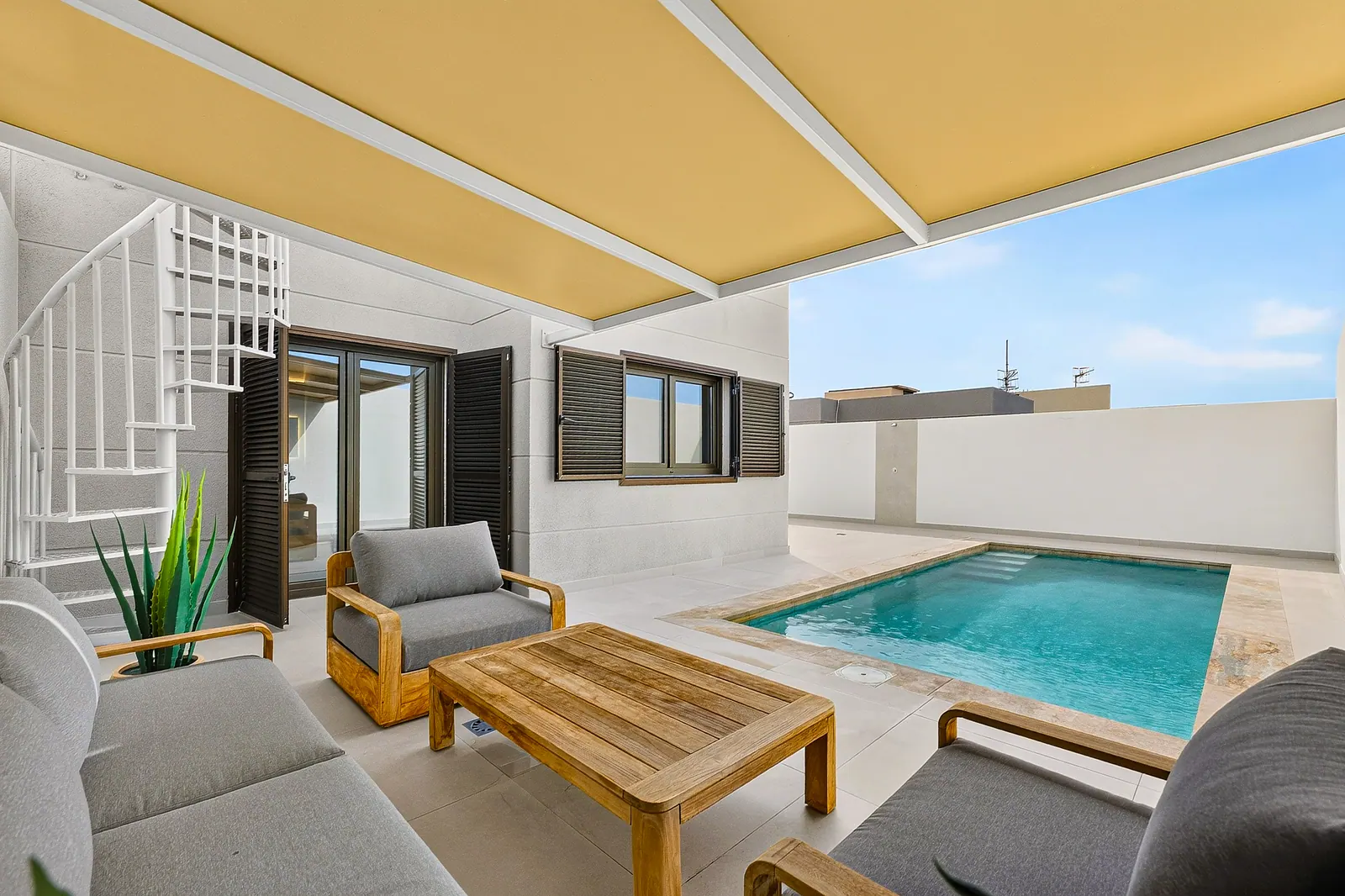 Zona de estar exterior y piscina