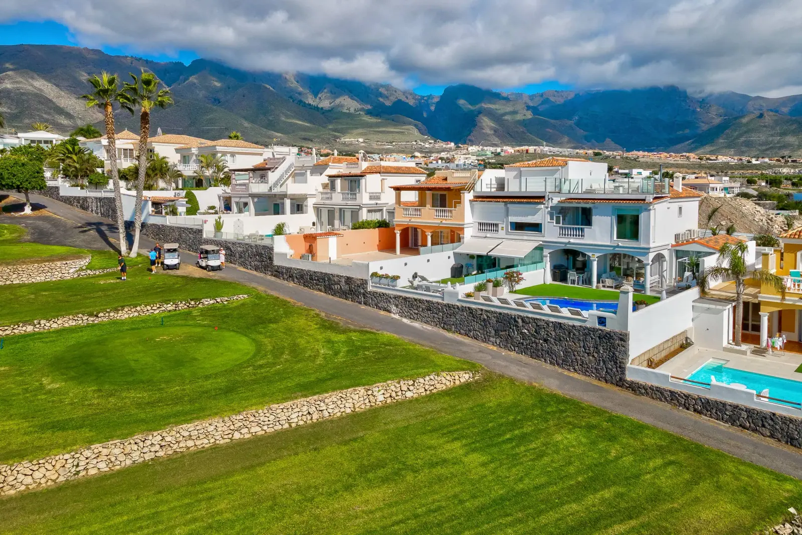 Vista aérea de la costa y la vivienda
