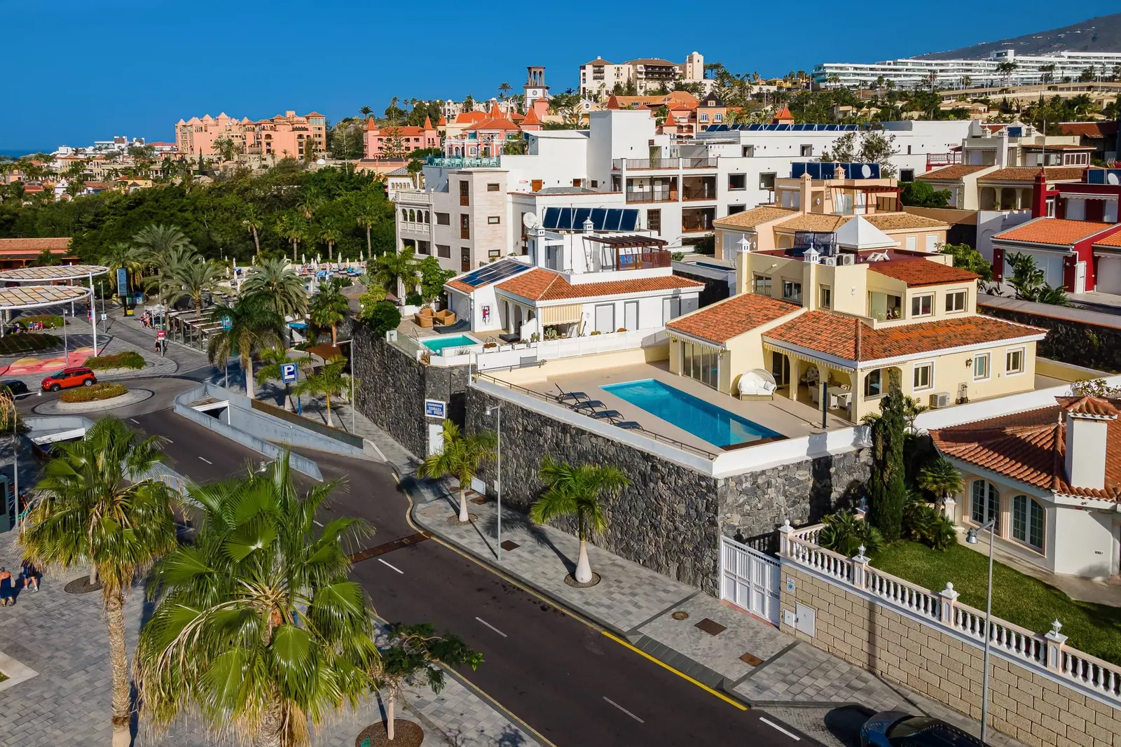 Casa con piscina desde el aire