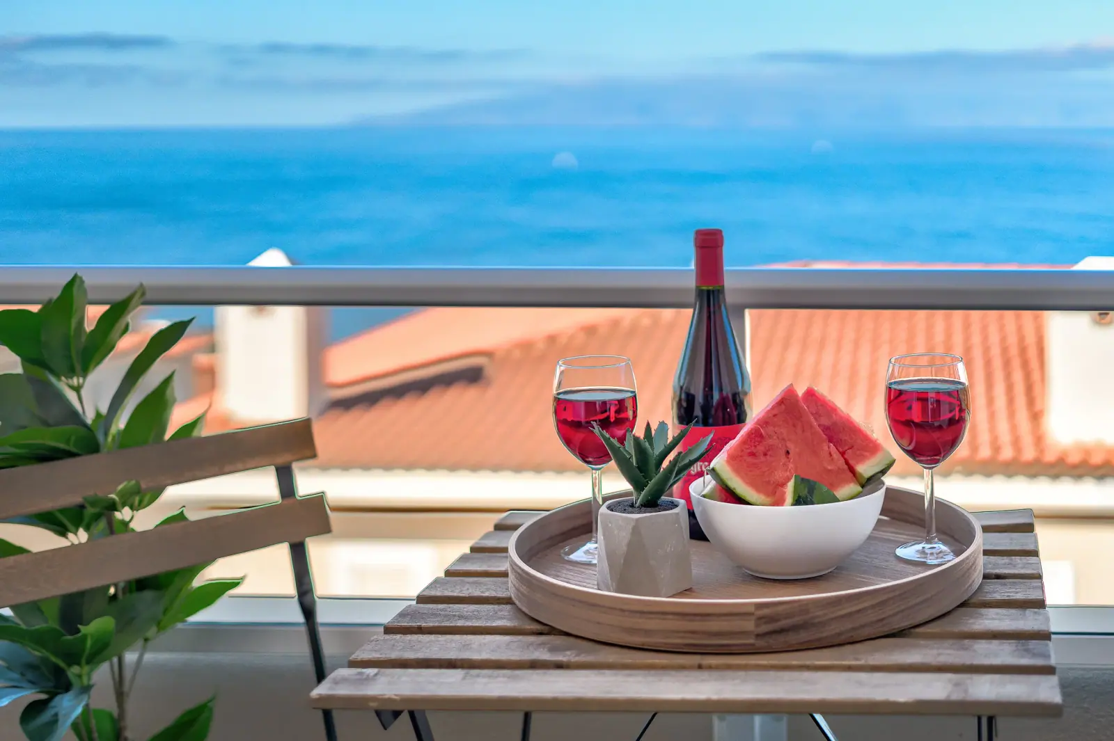 Detalle: desayuno en la terraza con vistas al mar