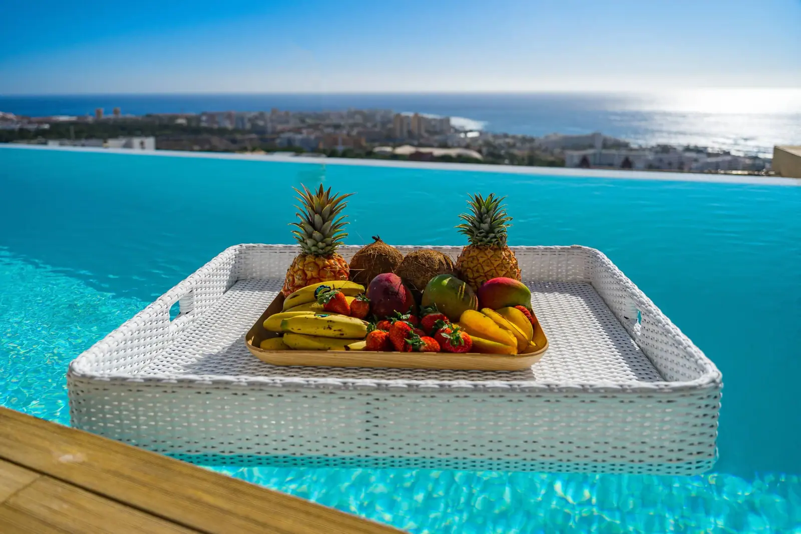 Detalle: bandeja de fruta en la piscina