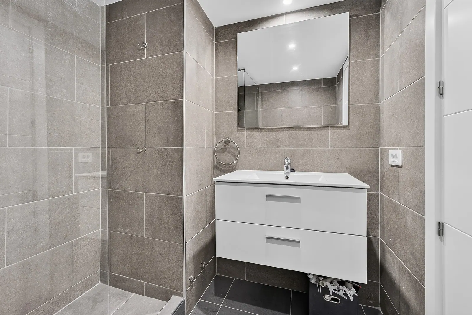 Baño con ducha y lavabo