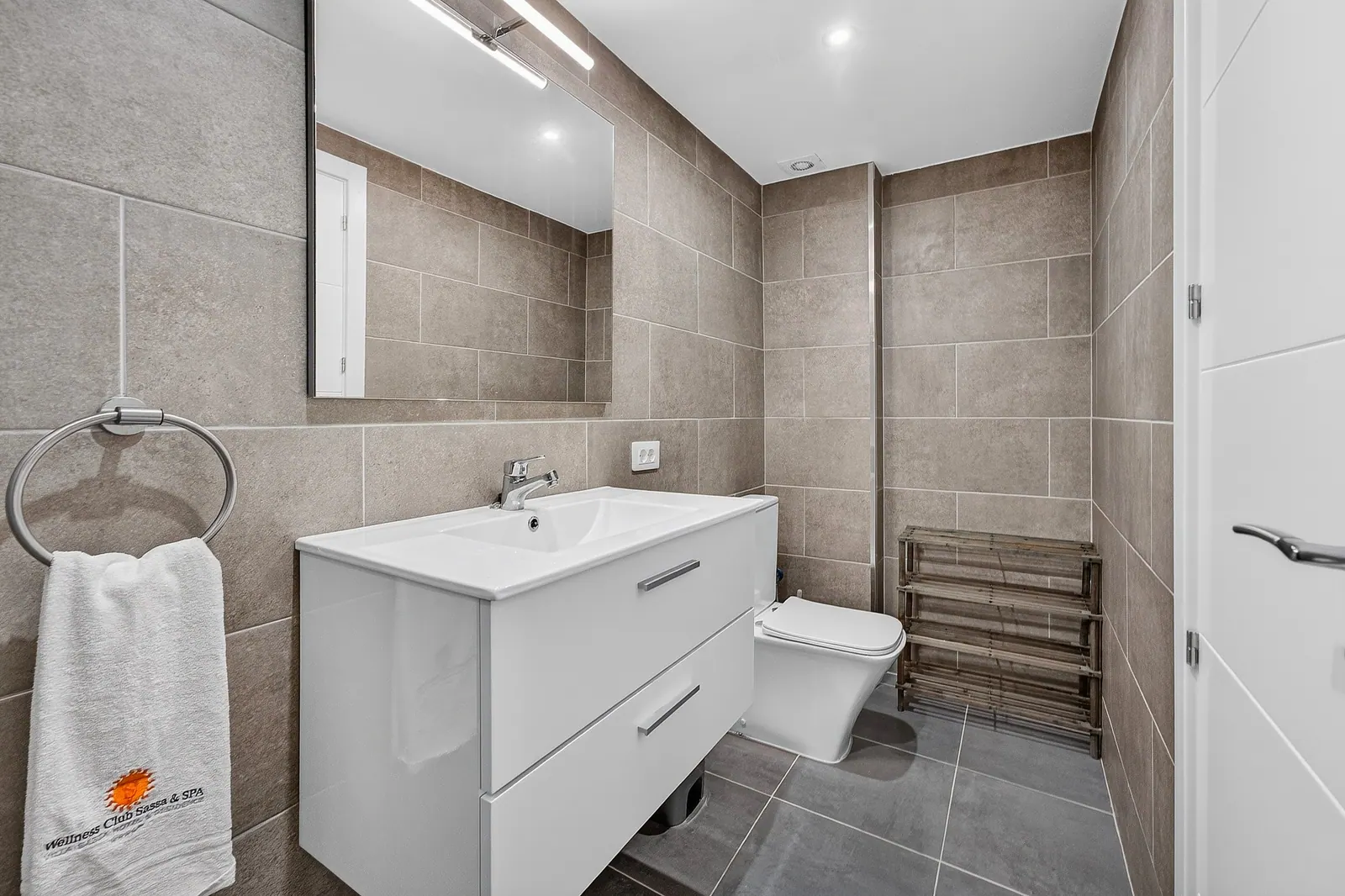 Baño en suite con lavabo y espejo