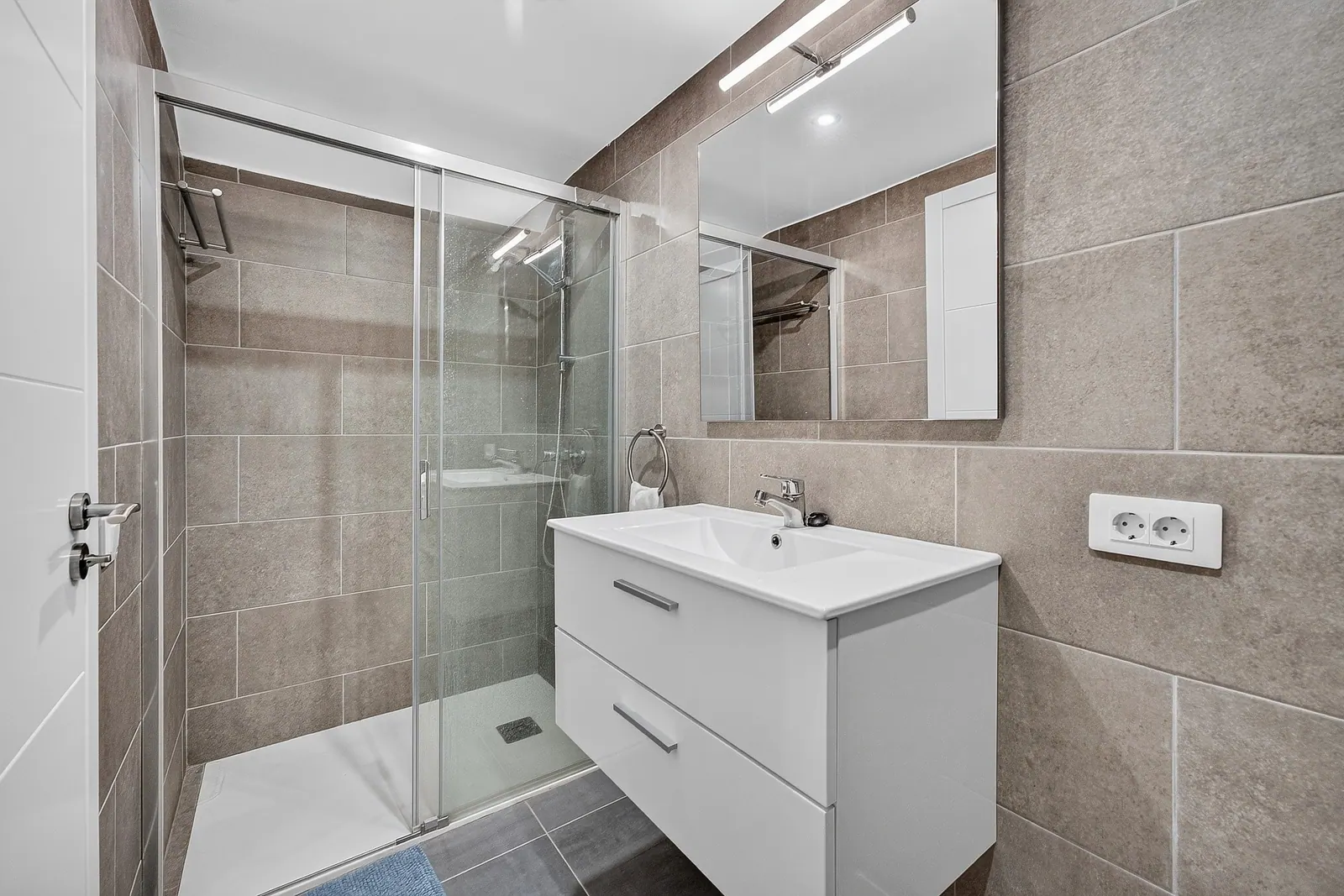 Baño en suite con mampara de cristal