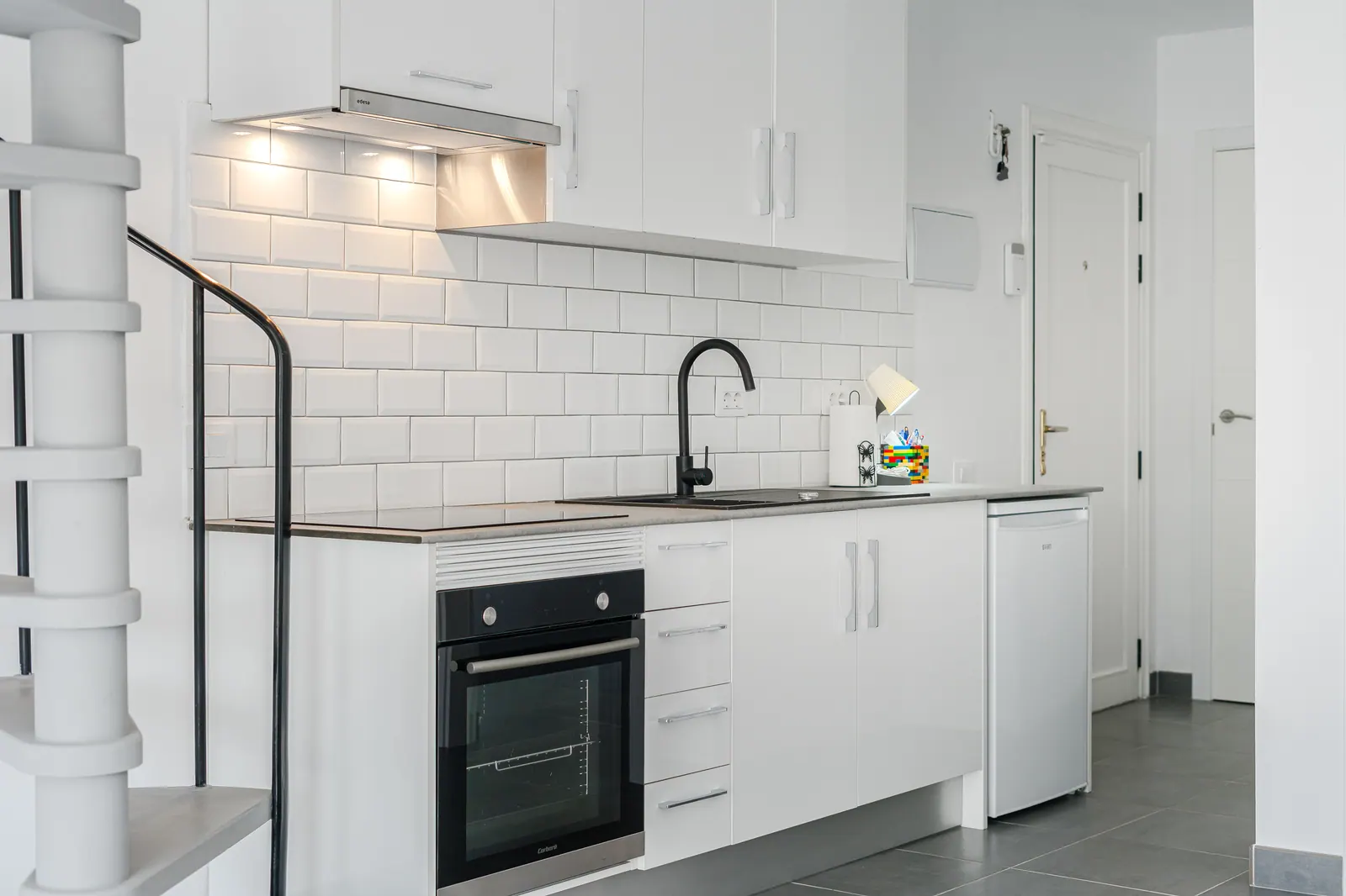 Detalle: cocina con azulejo tipo metro y horno