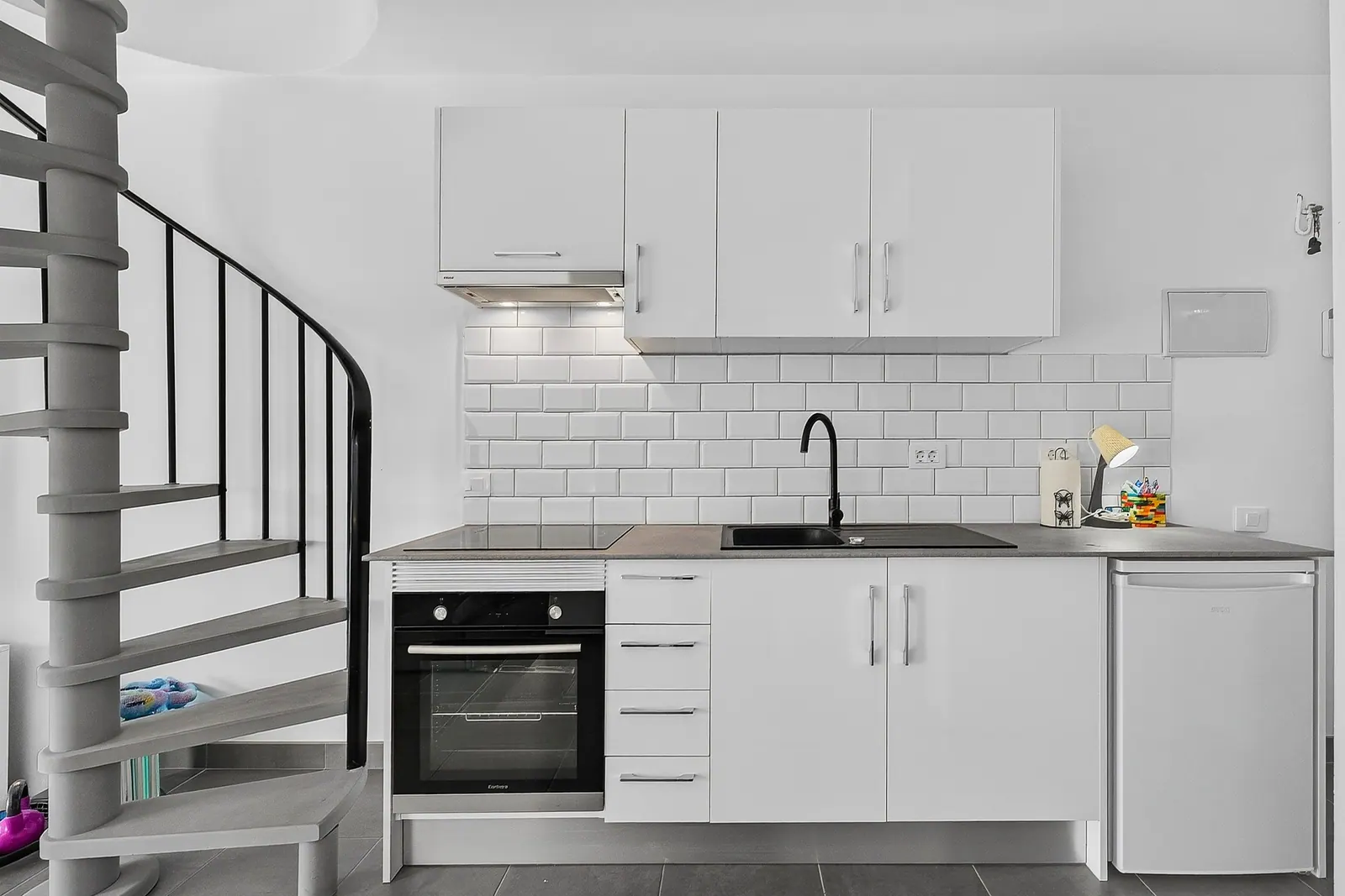 Cocina con horno y azulejo tipo metro