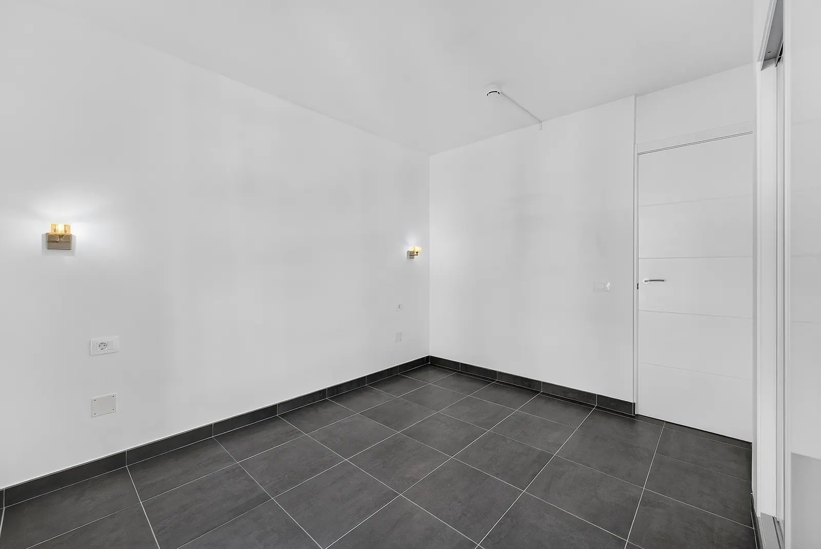 Dormitorio con apliques de pared
