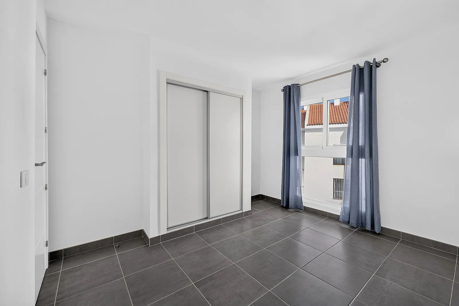 Dormitorio con armario empotrado