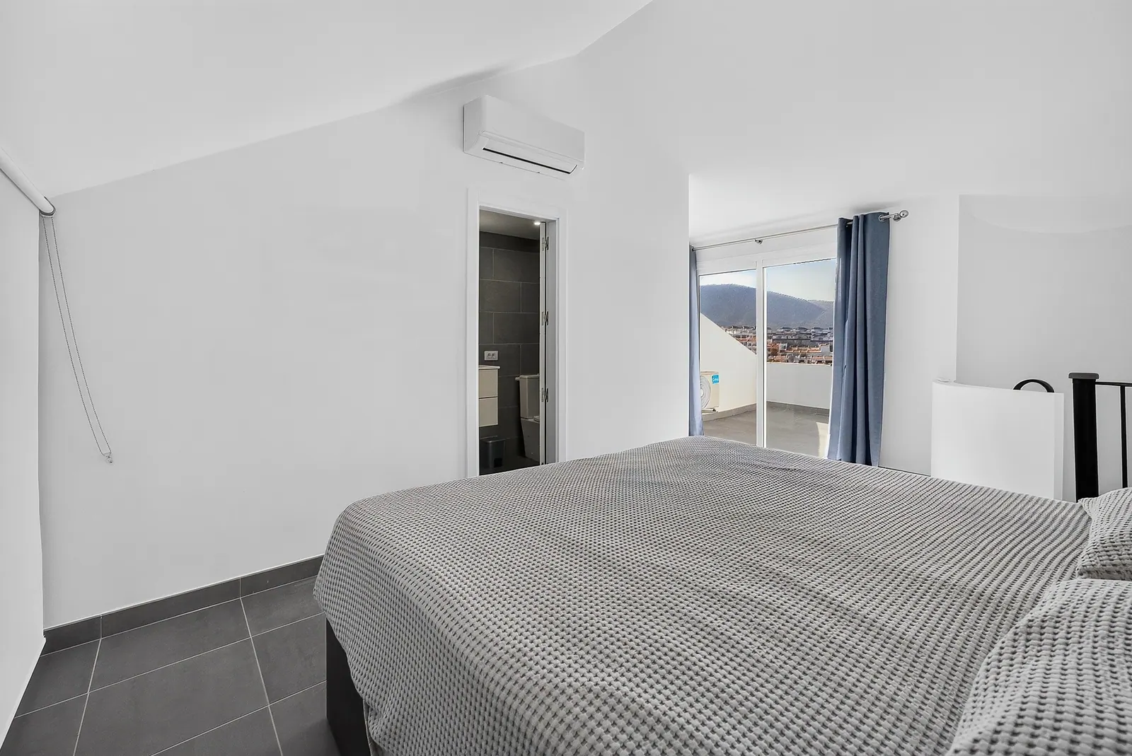 Dormitorio principal con baño en suite