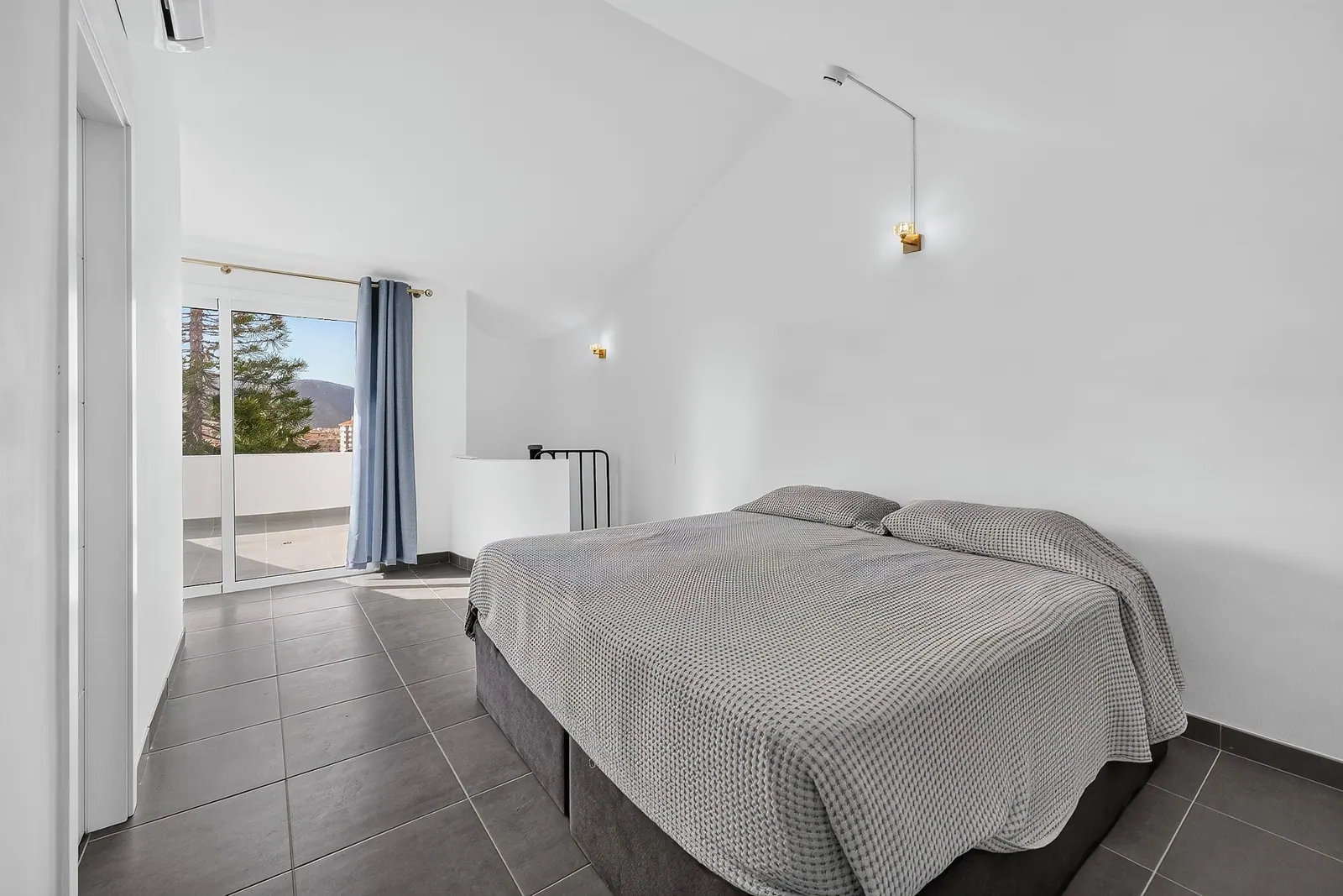 Dormitorio principal con salida a la terraza