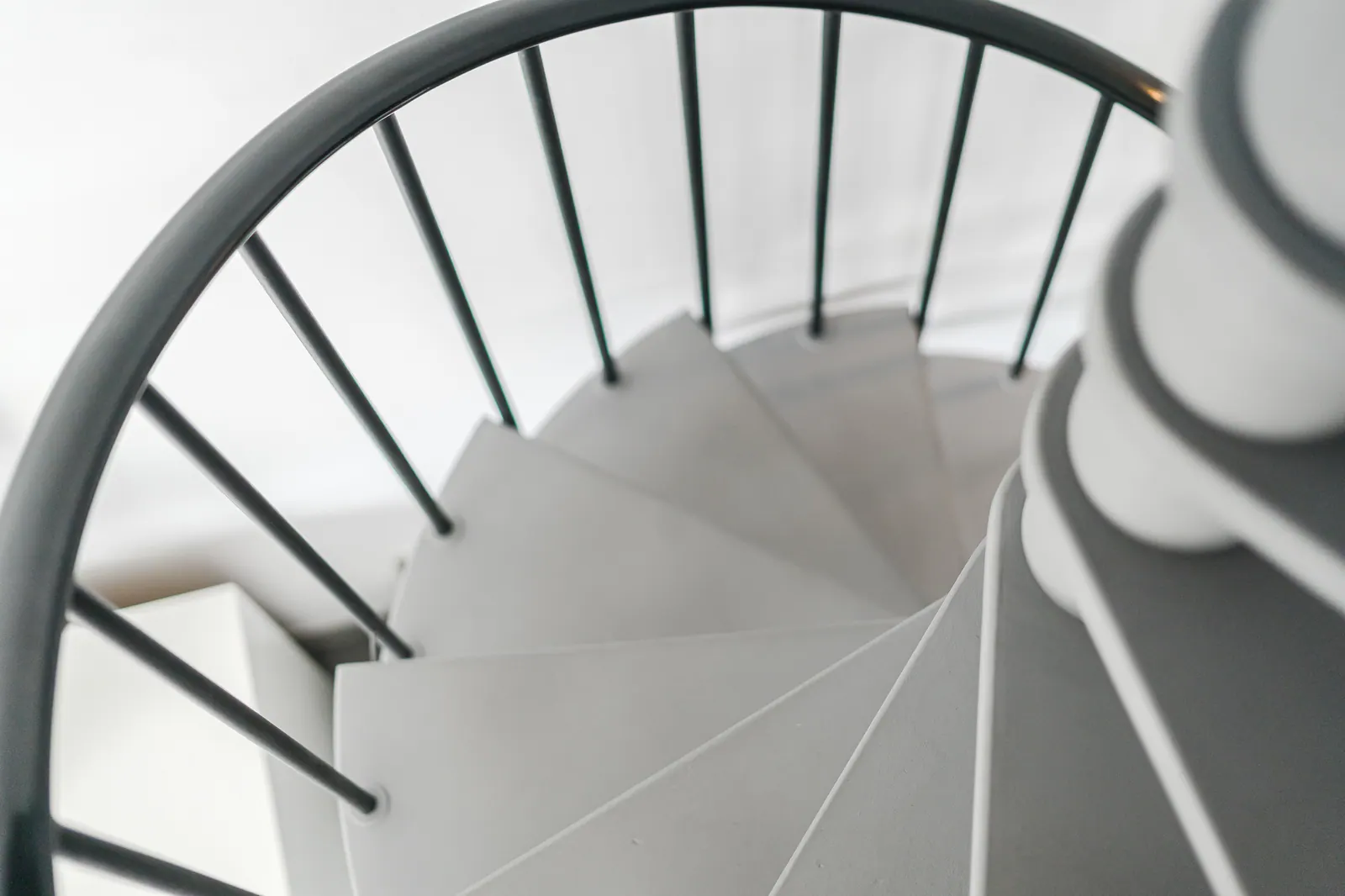 Detalle: escalera de caracol blanca