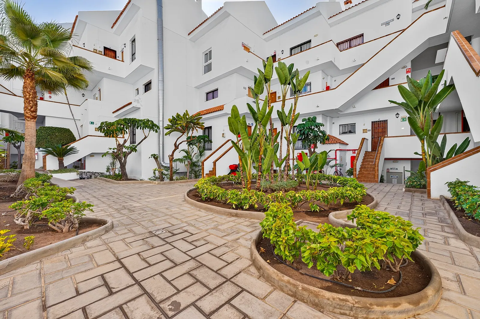 Jardines y patio de la urbanización