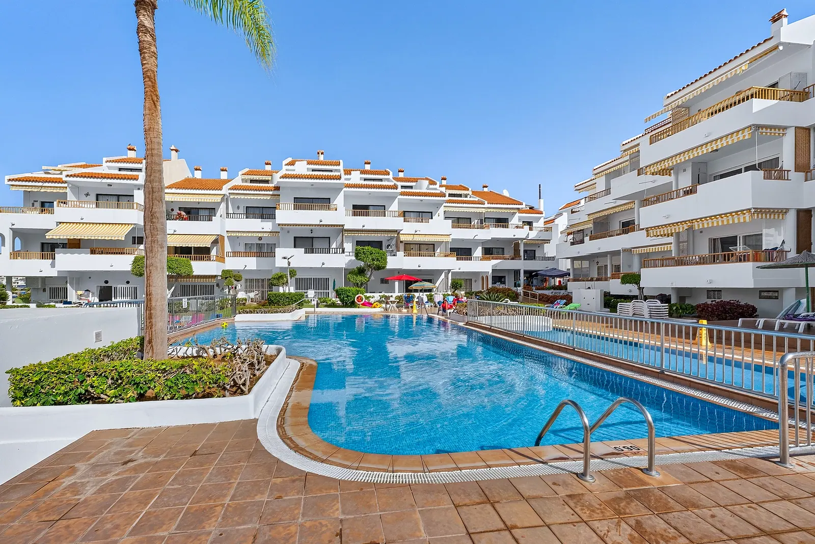 Piscina comunitaria con solárium