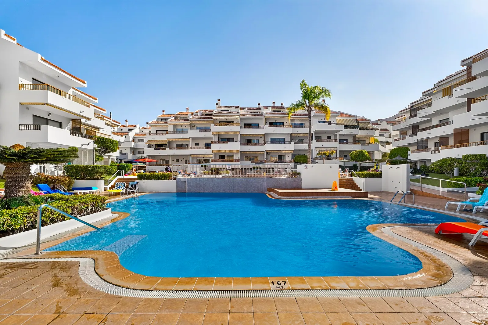 Piscina comunitaria rodeada de apartamentos