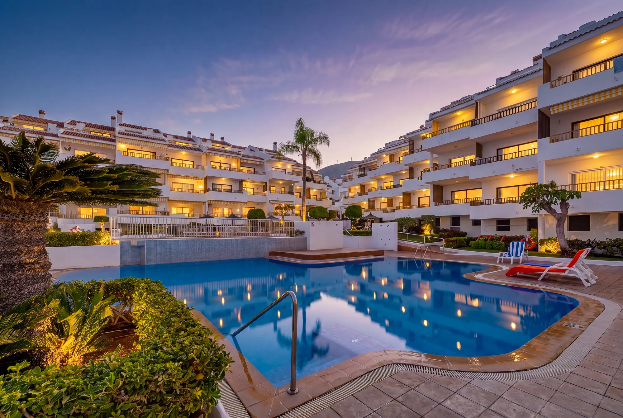 Piscina comunitaria al anochecer, twilight virtual
