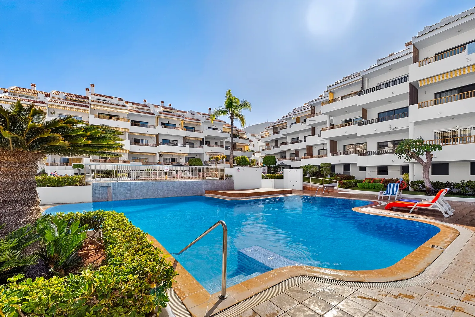Piscina comunitaria y edificios de la urbanización