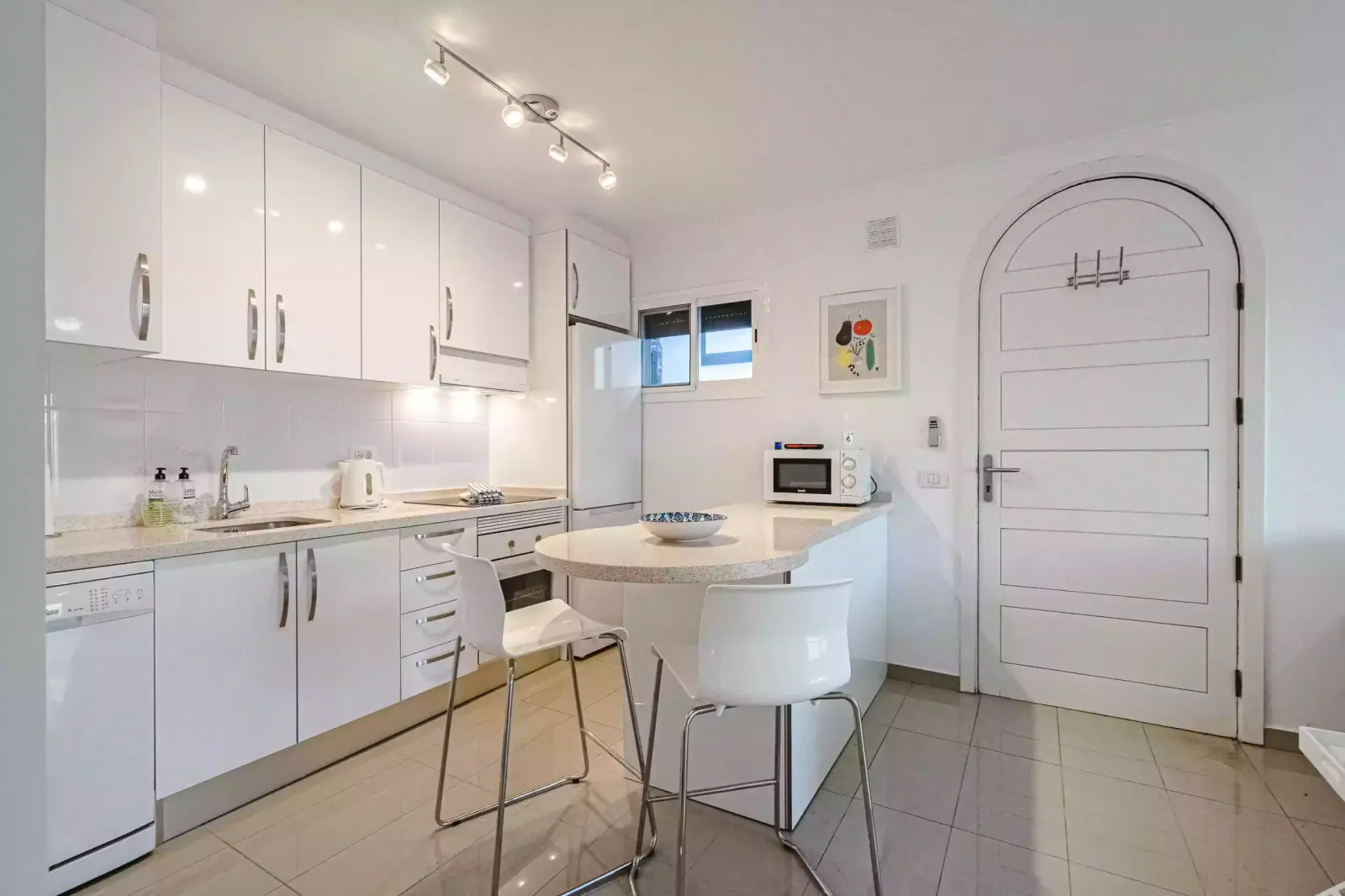 Cocina blanca con barra