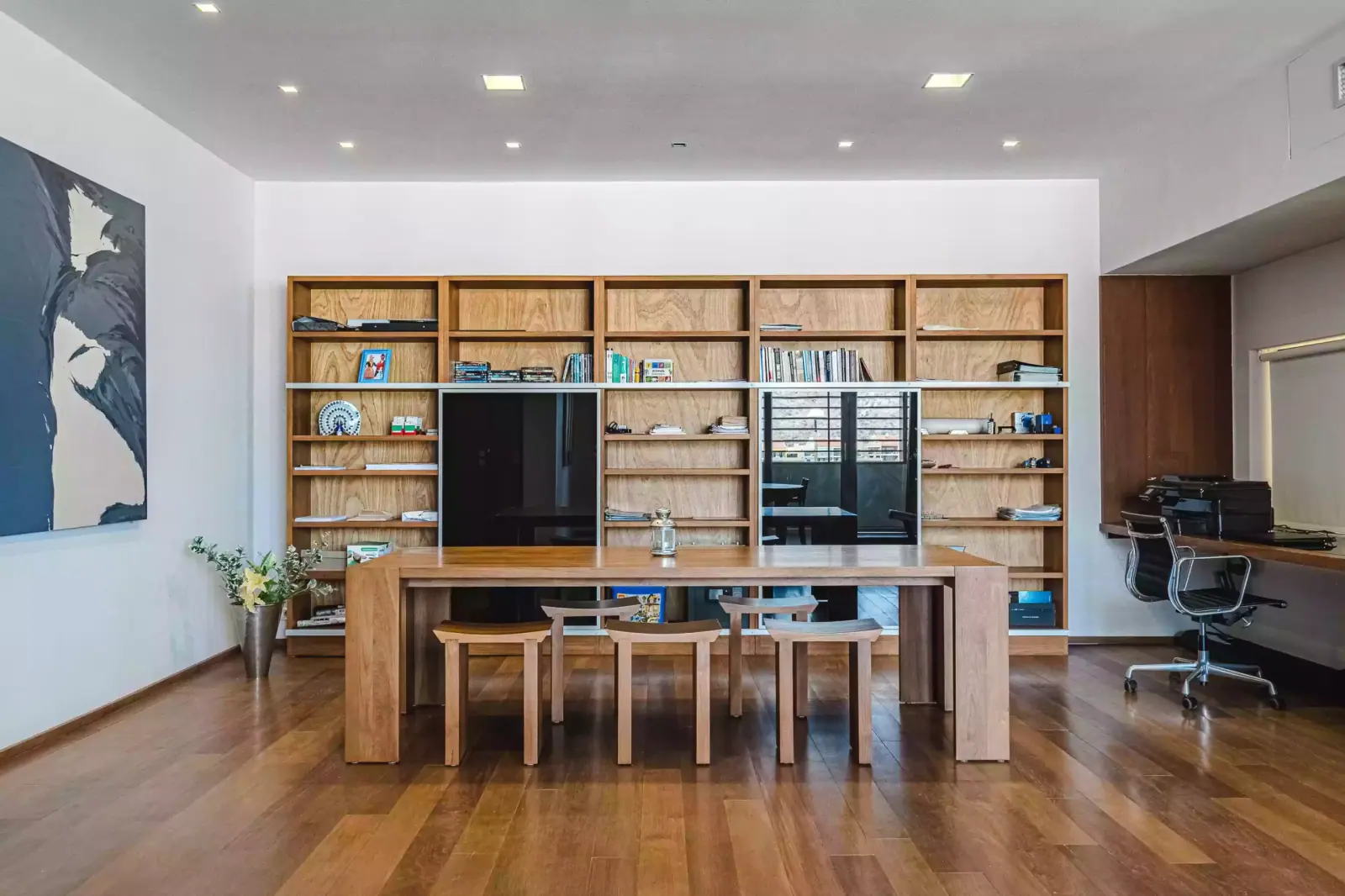 Comedor con librería de madera