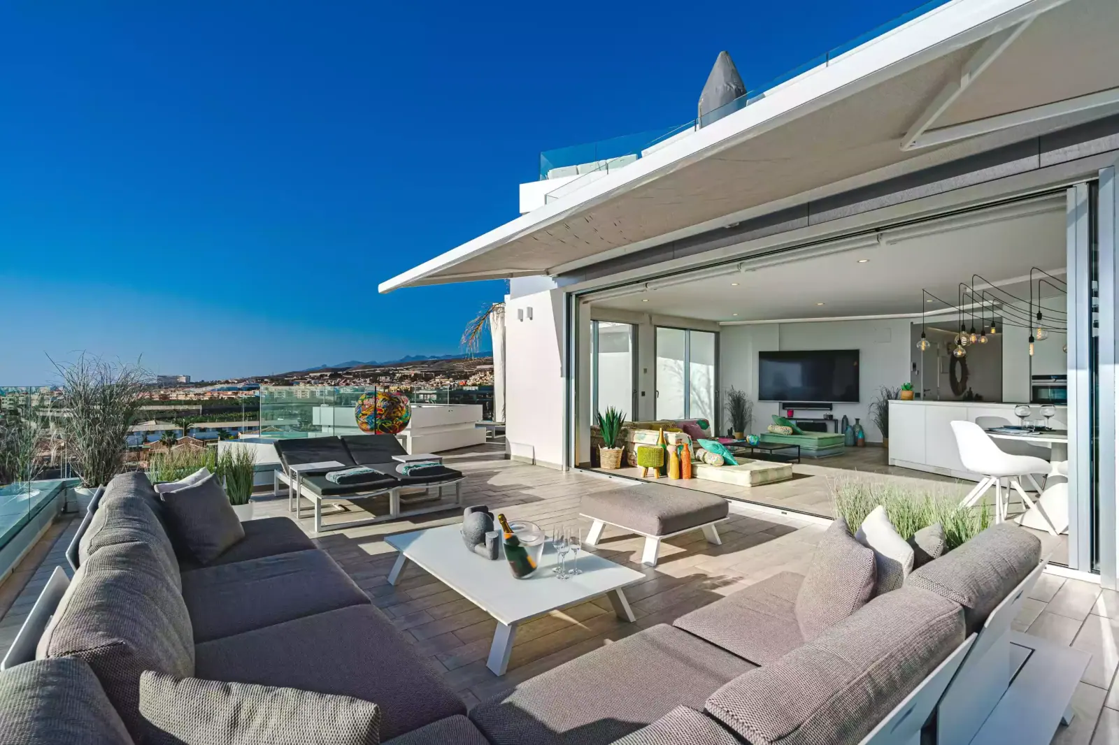Terraza de ático con vistas al mar