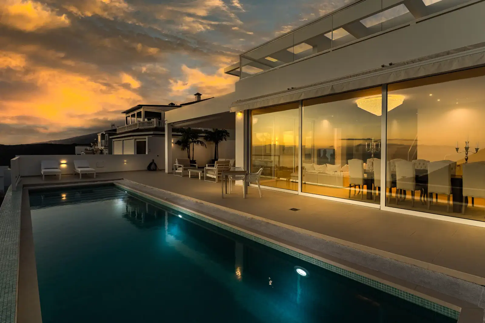 Villa con piscina iluminada