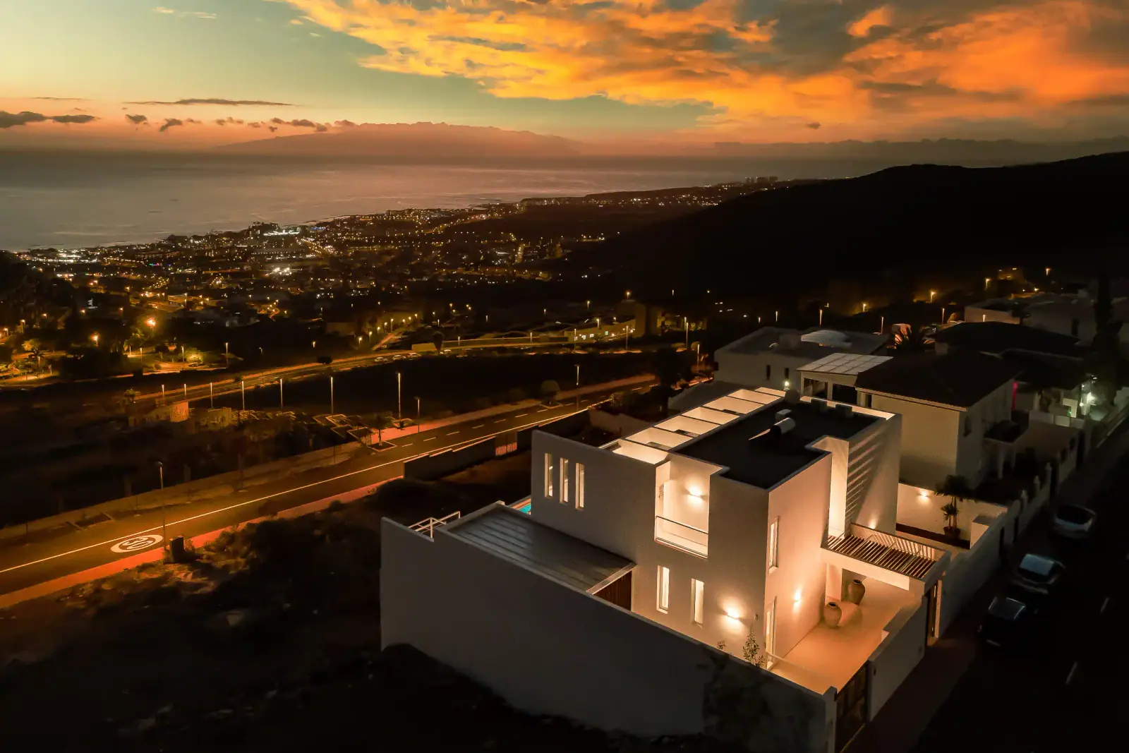 Casa con luces encendidas al anochecer