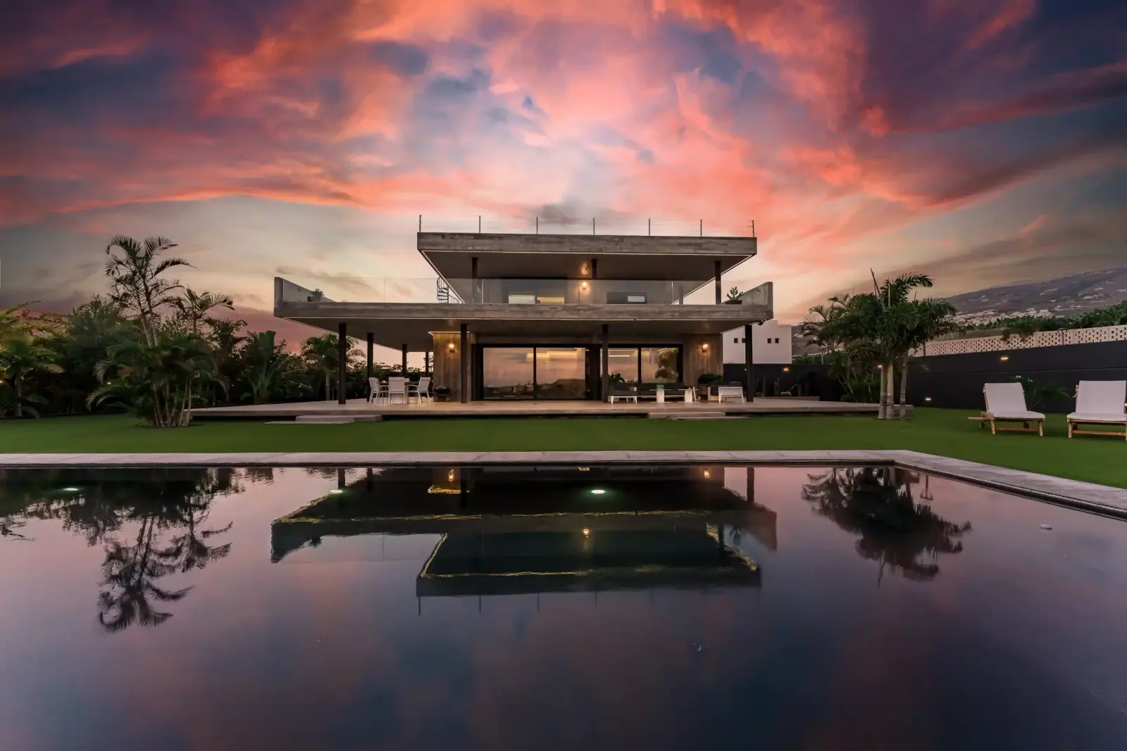 Villa con piscina al anochecer