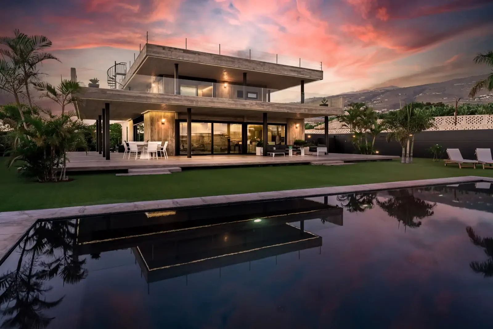 Fachada iluminada al atardecer