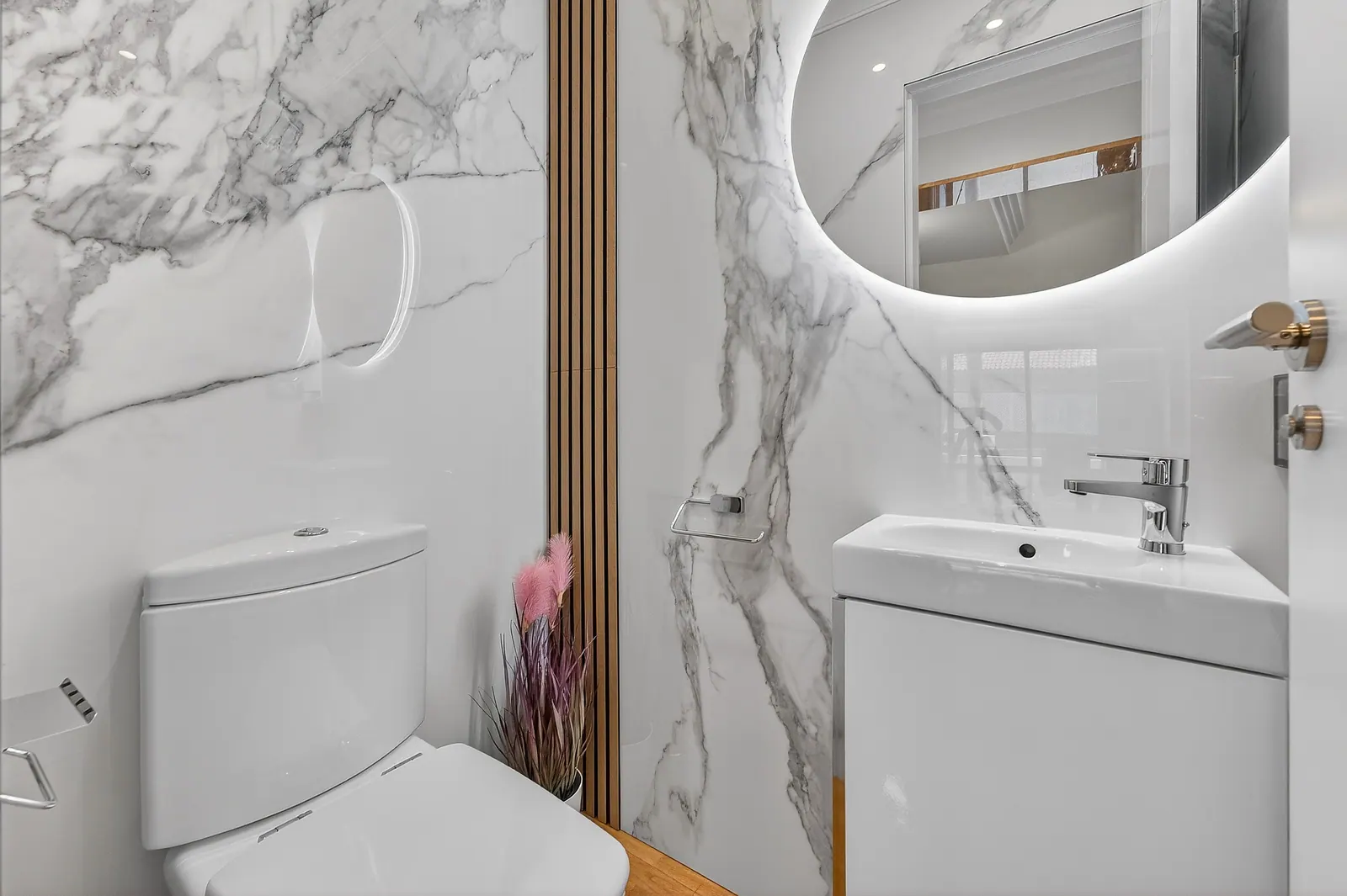Aseo con lavabo de mármol