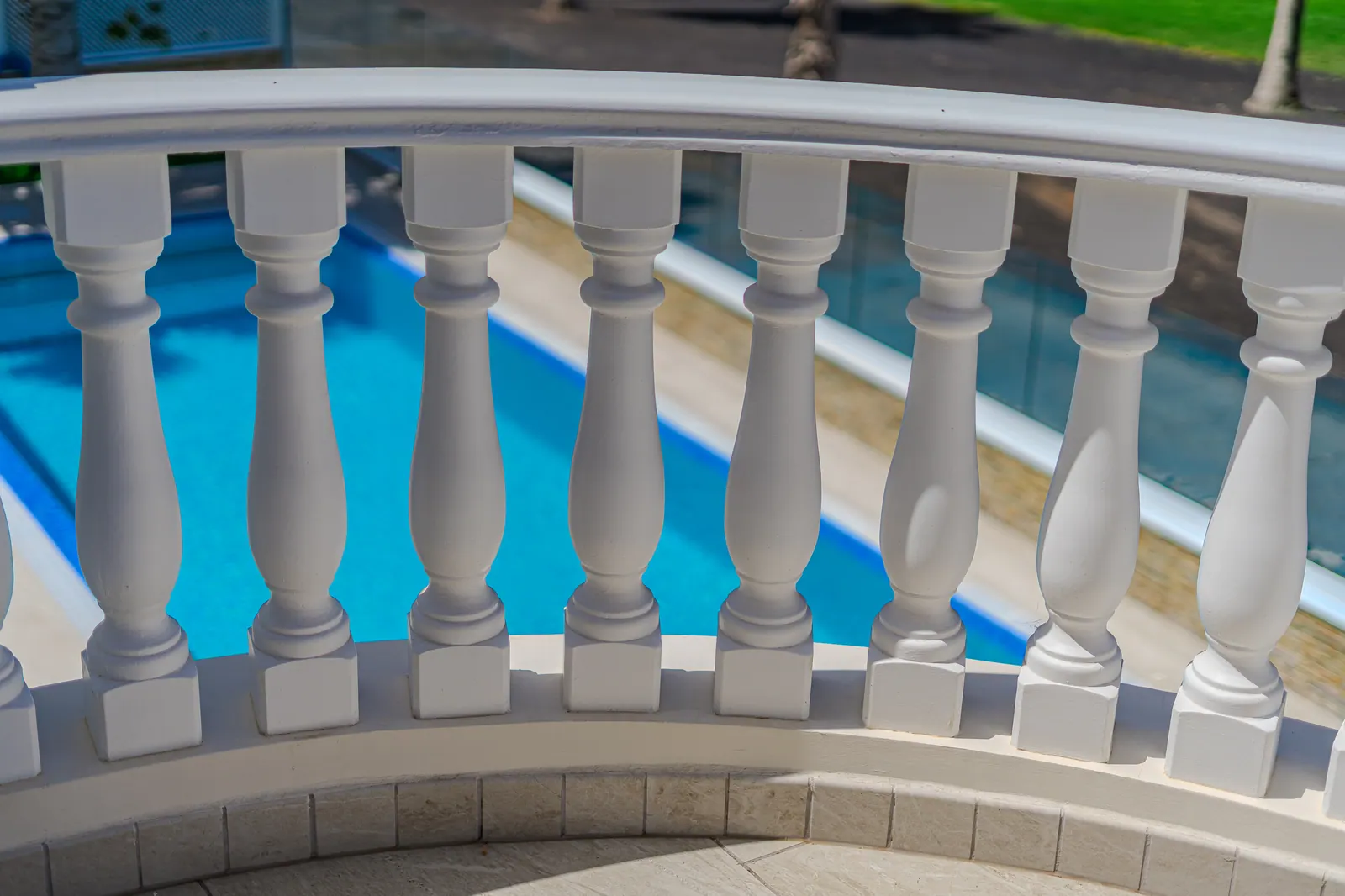Detalle: balaustrada sobre la piscina
