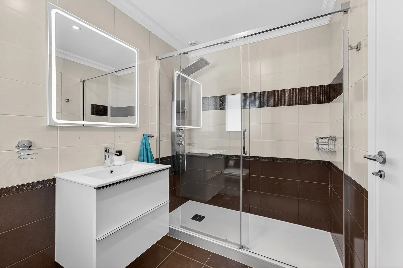 Baño con ducha y espejo retroiluminado
