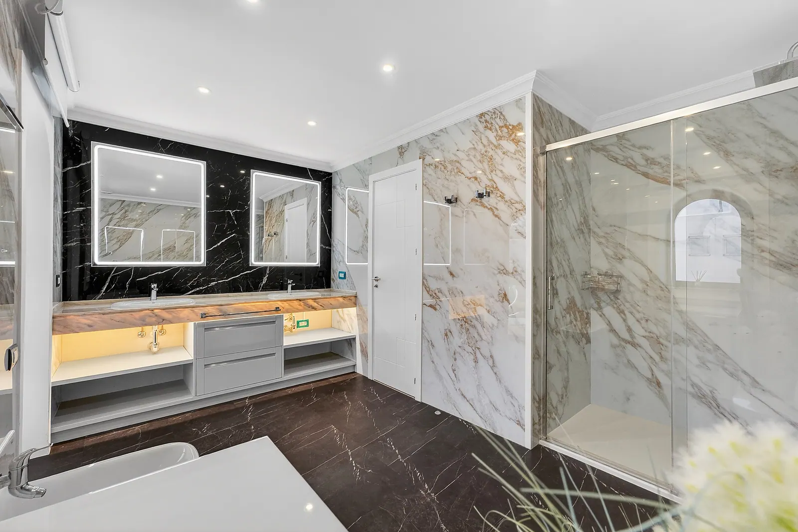 Baño principal con doble lavabo