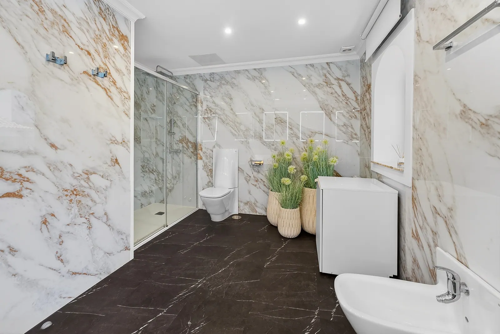 Baño principal con ducha de mármol