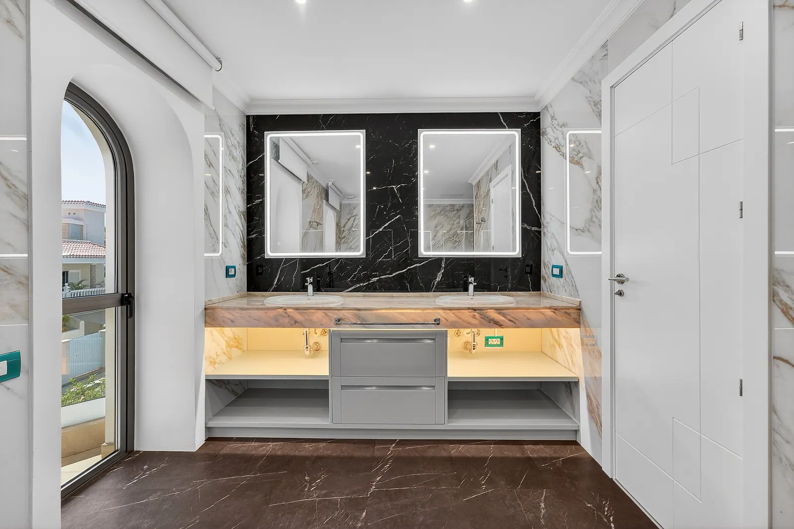 Baño principal con ventana en arco